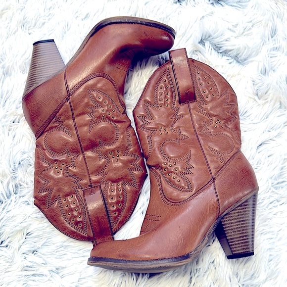 MIA Western Heeled Cowgirl Studded Boots w/Stitching
Brown Bronze Dressy Boots 8 - Picture 3 of 16